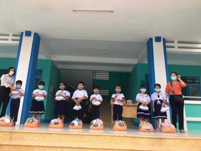 Trao yêu thương cho các học sinh Dân Tộc khó khăn ở Xã Gia Huynh, Tánh Linh, Bình Thuận (ngày 13/10/2021)